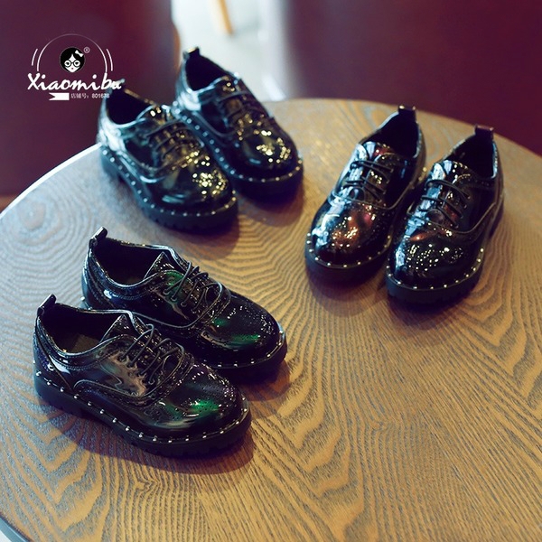 Κομψά υποδήματα για παιδιά με  κορδόνια.