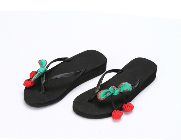 Γυναικείες παντόφλες με κορδέλα με πλατφόρμα σε μαύρο χρώμα