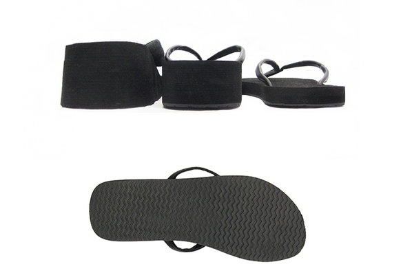 Γυναικείες παντόφλες με κορδέλα με πλατφόρμα σε μαύρο χρώμα