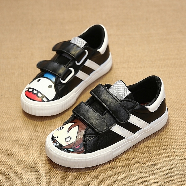 Παιδικά αθλητικά παπούτσια με λουράκια βελκρό και εικόνα σε ασπρό και μαύρο.