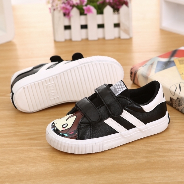 Παιδικά αθλητικά παπούτσια με λουράκια βελκρό και εικόνα σε ασπρό και μαύρο.