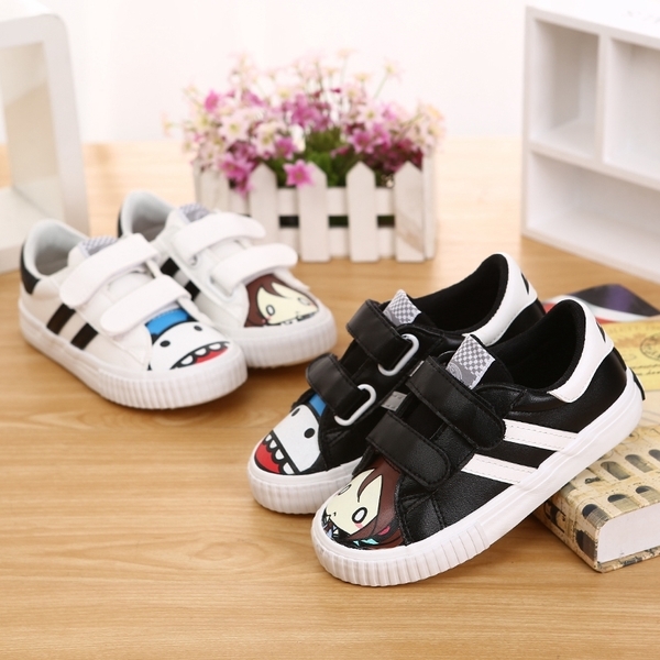 Παιδικά αθλητικά παπούτσια με λουράκια βελκρό και εικόνα σε ασπρό και μαύρο.