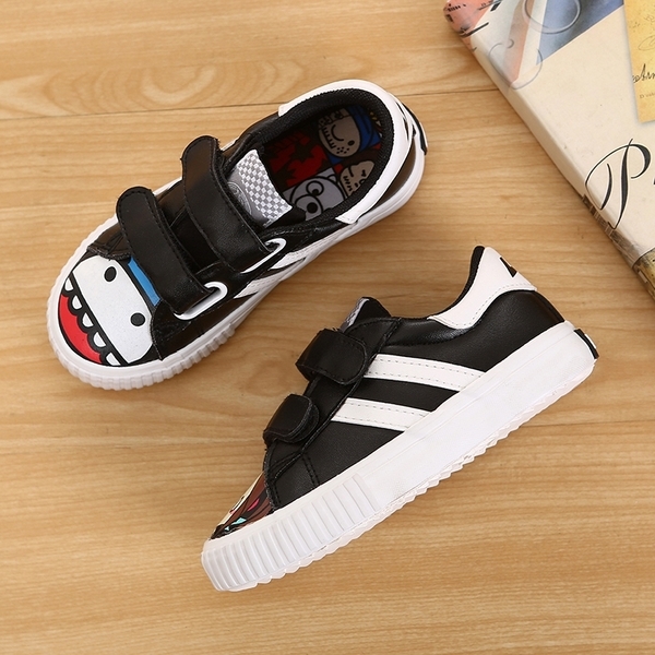 Παιδικά αθλητικά παπούτσια με λουράκια βελκρό και εικόνα σε ασπρό και μαύρο.