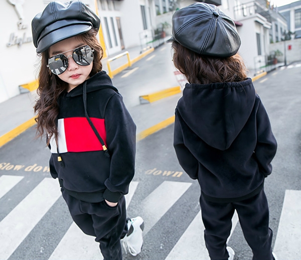 Κομψό παιδικό σετ για κορίτσια - μπλούζα και παντελόνι σε κόκκινο και μαύρο χρώμα με κουκούλα