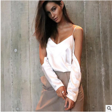 Οι γυναίκες σέξι δεξαμενή κορυφή σατέν με λεπτές τιράντες και μανσέτες