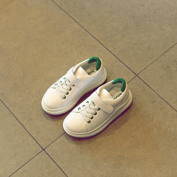 Παιδικά αθλητικά παπούτσια για αγόρια και κορίτσια.