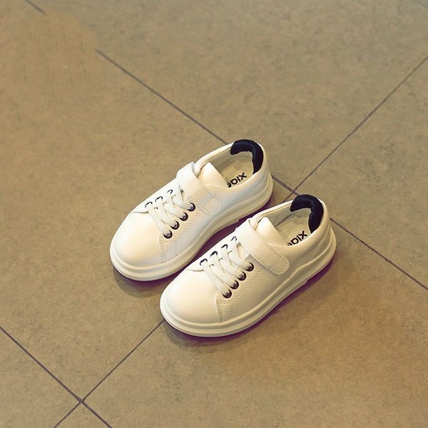 Παιδικά αθλητικά παπούτσια για αγόρια και κορίτσια.