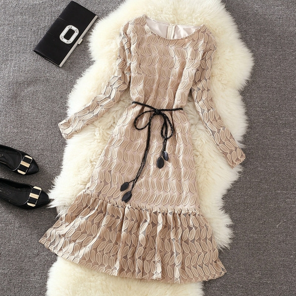 Κυρίες δαντέλα φόρεμα σε λευκό και μπεζ κανονικό μέγεθος