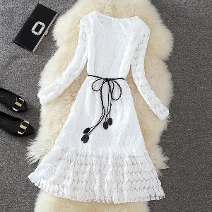 Дамска дантелена рокля в бял и бежов цвят стандартен размер