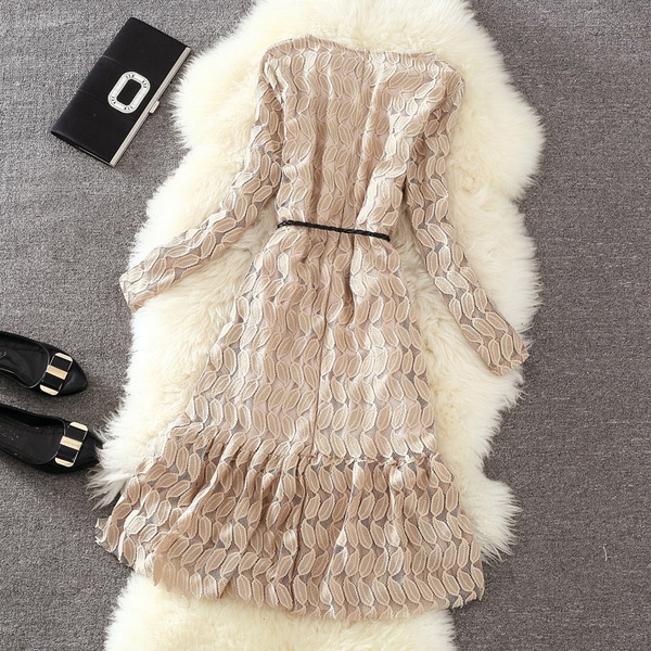 Κυρίες δαντέλα φόρεμα σε λευκό και μπεζ κανονικό μέγεθος