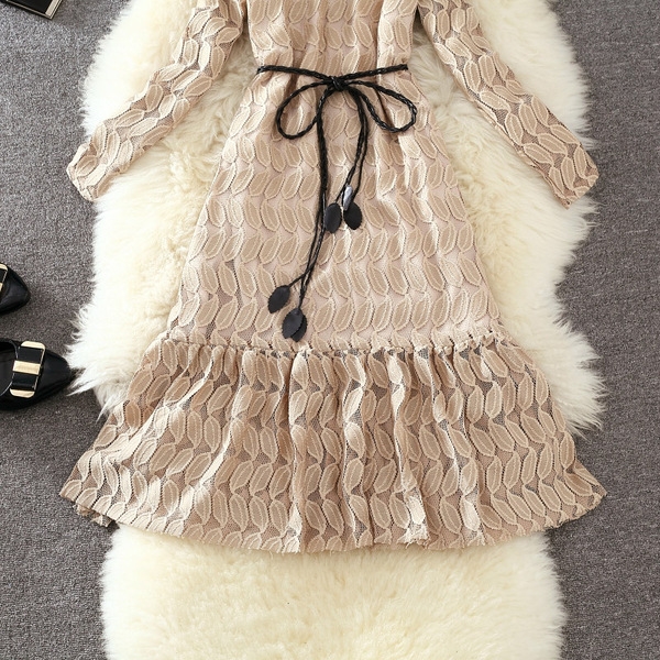 Κυρίες δαντέλα φόρεμα σε λευκό και μπεζ κανονικό μέγεθος