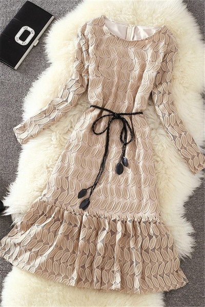 Κυρίες δαντέλα φόρεμα σε λευκό και μπεζ κανονικό μέγεθος