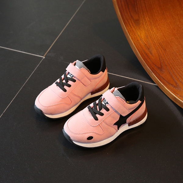 Αθλητικά παπούτσια για παιδιά με κορδόνια σε μαύρο, ροζ και καφέ χρώματα.