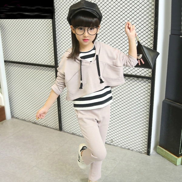 Παιδικό σετ για την  άνοιξη που αποτελείται από τρία μέρη για τα κορίτσια σε γκρι και κόκκινο χρώμα