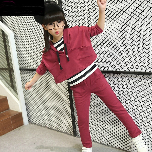 Παιδικό σετ για την  άνοιξη που αποτελείται από τρία μέρη για τα κορίτσια σε γκρι και κόκκινο χρώμα