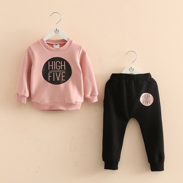 Κομψό παιδικό σετ - ροζ μπλούζα και μαύρο παντελόνι με επιγραφή