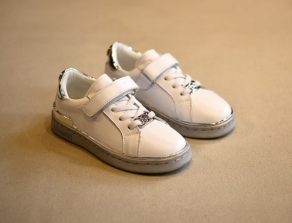 Παιδικά αθλητικά κομψά παπούτσια με λουράκια βελκρό και δεσμούς με ασημένια και χρυσή άκρη.