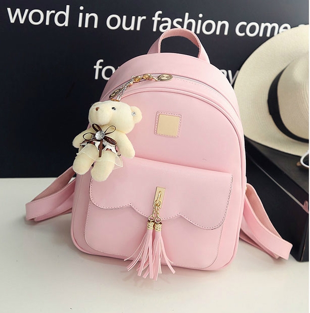 Γυναικείο σακίδιο με τα αξεσουάρ σε τρία χρώματα