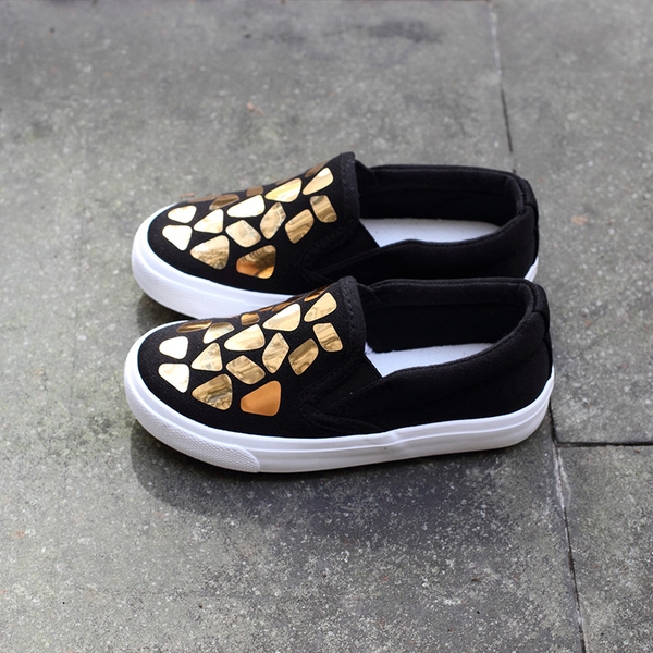 Παιδικά μοκασίνια με ασημένια και χρυσά στοιχεία.