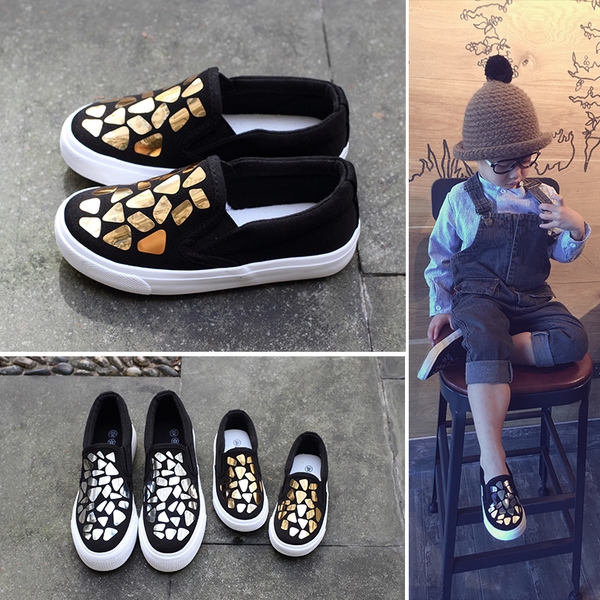 Παιδικά μοκασίνια με ασημένια και χρυσά στοιχεία.