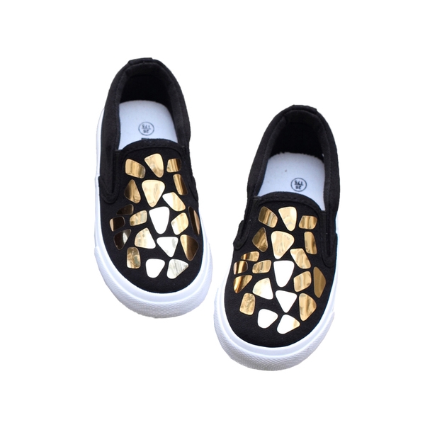 Παιδικά μοκασίνια με ασημένια και χρυσά στοιχεία.