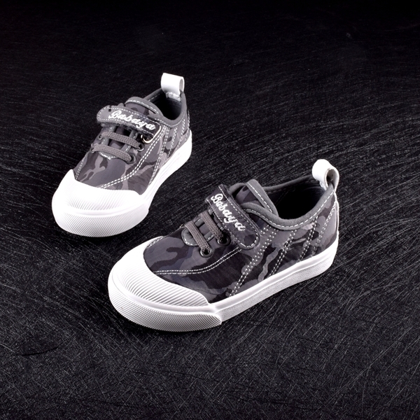 Παιδικά πάνινα παπούτσια σε διάφορα χρώματα για κορίτσια και αγόρια.