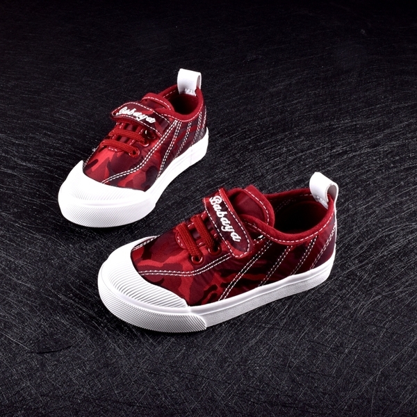 Παιδικά πάνινα παπούτσια σε διάφορα χρώματα για κορίτσια και αγόρια.