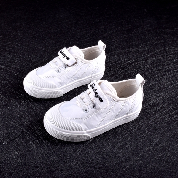 Παιδικά πάνινα παπούτσια σε διάφορα χρώματα για κορίτσια και αγόρια.