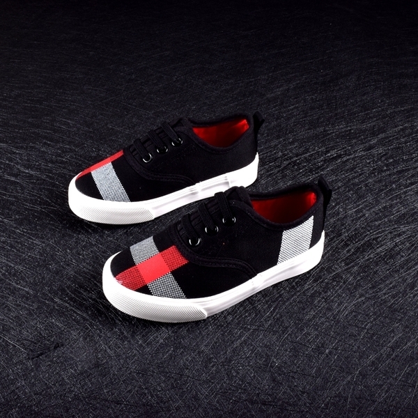 Παιδικά πάνινα παπούτσια σε διάφορα χρώματα για κορίτσια και αγόρια.