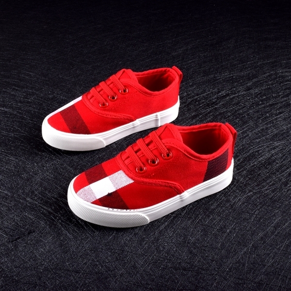 Παιδικά πάνινα παπούτσια σε διάφορα χρώματα για κορίτσια και αγόρια.