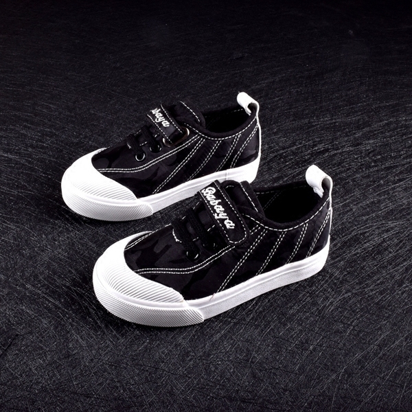 Παιδικά πάνινα παπούτσια σε διάφορα χρώματα για κορίτσια και αγόρια.