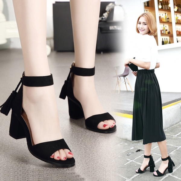 Οι γυναίκες σανδάλια σε δύο μοντέλα τακούνι ύψους 7,5 εκατοστά και ύψος 5 cm