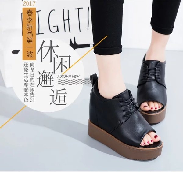 Дамски сандали на платформа с отворени пръсти в черен и сив цвят от изкуствена кожа и велур