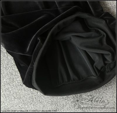 Αθλητικό σετ γυναικείο  σε ευρύ σχέδιο και σε μαύρο χρώμα με κουκούλα και γούνα