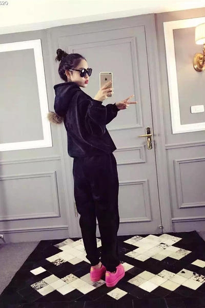 Αθλητικό σετ γυναικείο  σε ευρύ σχέδιο και σε μαύρο χρώμα με κουκούλα και γούνα