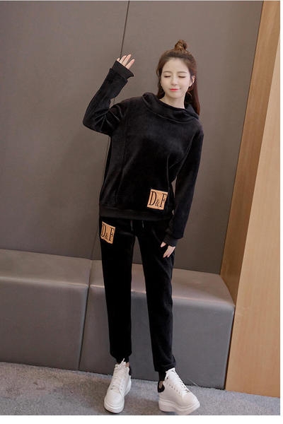 Γυναικείο αθλητικό σύνολο σε μαύρο χρώμα με κουκούλα