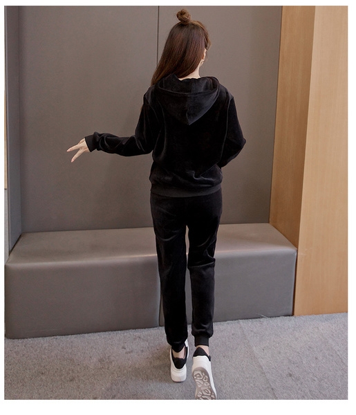 Γυναικείο αθλητικό σύνολο σε μαύρο χρώμα με κουκούλα