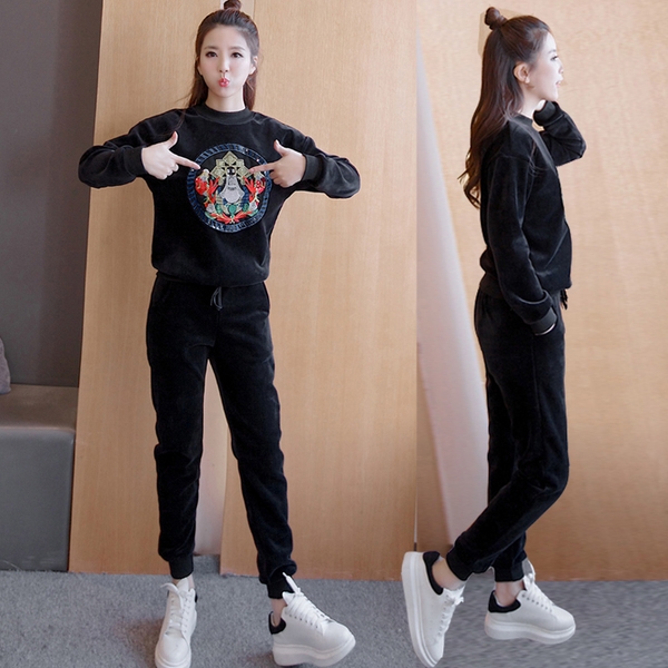 Γυναικείο αθλητικό σύνολο σε μαύρο χρώμα με κέντημα με κολάρο σε σχήμα O