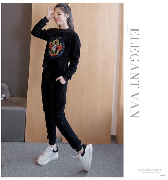 Γυναικείο αθλητικό σύνολο σε μαύρο χρώμα με κέντημα με κολάρο σε σχήμα O