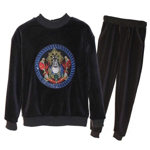 Γυναικείο αθλητικό σύνολο σε μαύρο χρώμα με κέντημα με κολάρο σε σχήμα O