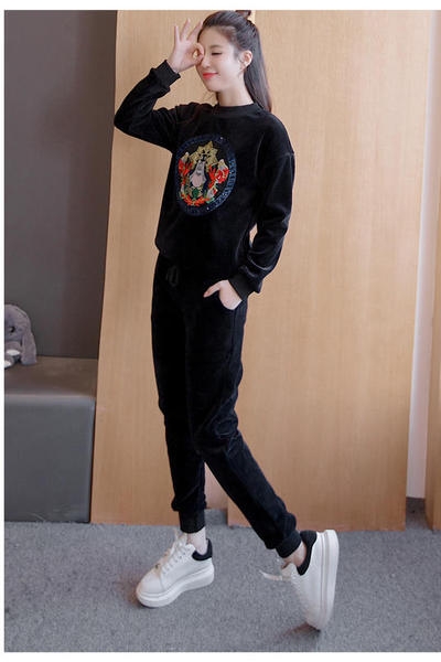 Γυναικείο αθλητικό σύνολο σε μαύρο χρώμα με κέντημα με κολάρο σε σχήμα O