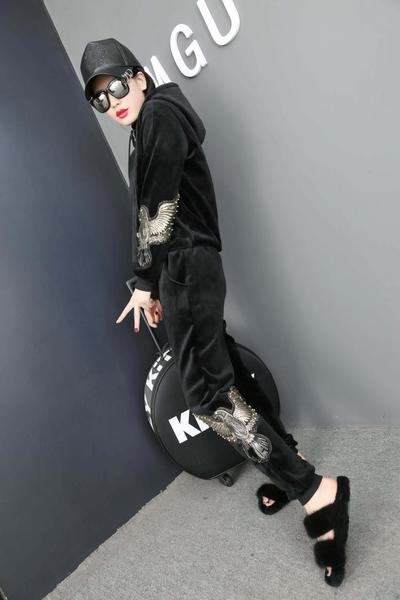 Γυναικεία αθλητική μπλούζα και παντελόνι με κεντήματα και στις δύο πλευρές με κολάρο σε μαύρο, γκρι και σκούρο μπλε χρώμα