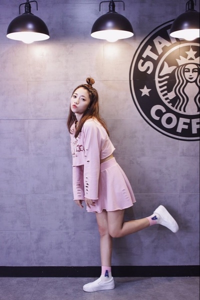 Γυναικεία αθλητική φόρμα σε ροζ χρώμα - μπλούζα με μακριά μανίκια και φούστα