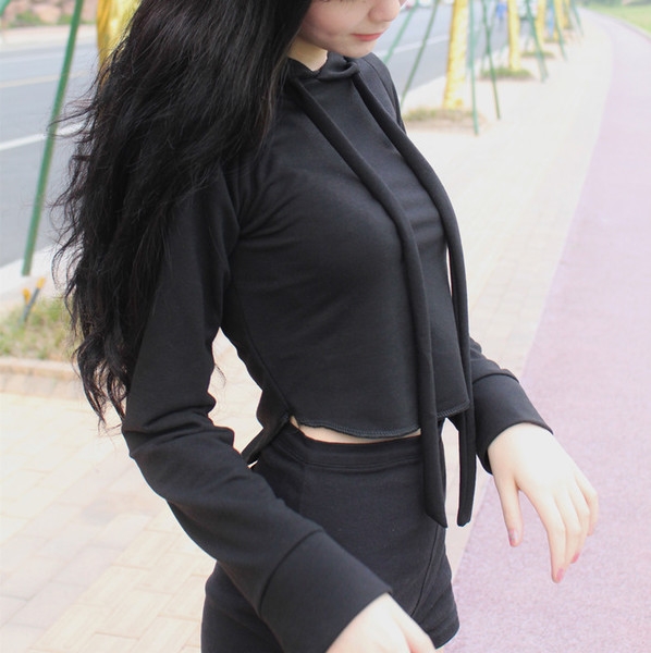 Αθλητική γυναικεία φόρμα - μπλούζα με μακρύ  και κοντό μανίκι με κουκούλα και σορτς σε μαύρο χρώμα