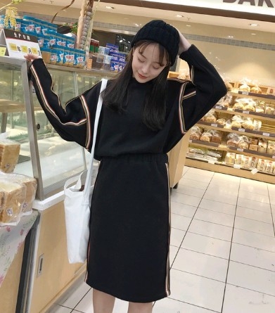 Γυναικεία αθλητική φόρμα σε καφέ και μαύρο χρώμα - μπλούζα με μακριά μανίκια και μακριά φούστα κάτω από τα γόνατα