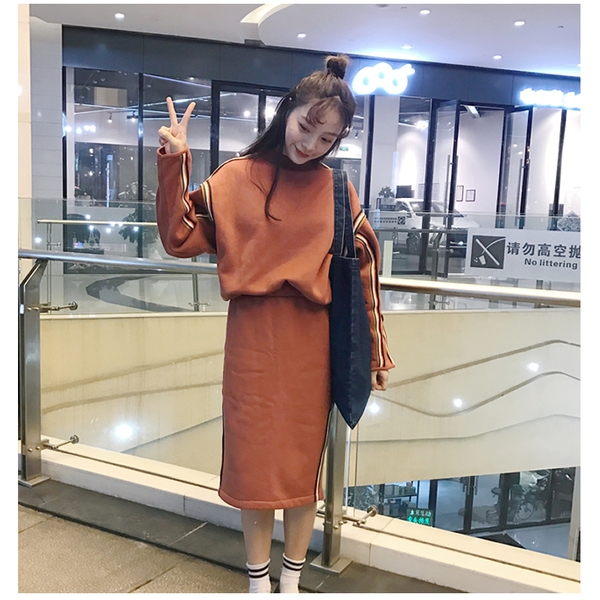 Γυναικεία αθλητική φόρμα σε καφέ και μαύρο χρώμα - μπλούζα με μακριά μανίκια και μακριά φούστα κάτω από τα γόνατα