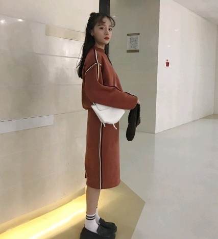 Γυναικεία αθλητική φόρμα σε καφέ και μαύρο χρώμα - μπλούζα με μακριά μανίκια και μακριά φούστα κάτω από τα γόνατα