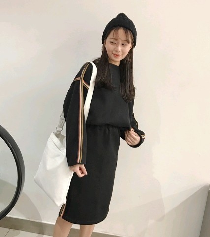 Γυναικεία αθλητική φόρμα σε καφέ και μαύρο χρώμα - μπλούζα με μακριά μανίκια και μακριά φούστα κάτω από τα γόνατα