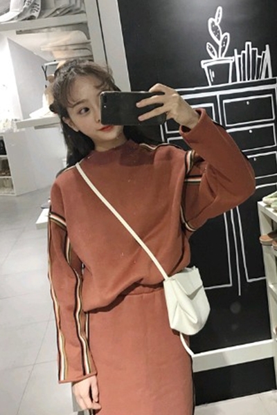 Γυναικεία αθλητική φόρμα σε καφέ και μαύρο χρώμα - μπλούζα με μακριά μανίκια και μακριά φούστα κάτω από τα γόνατα