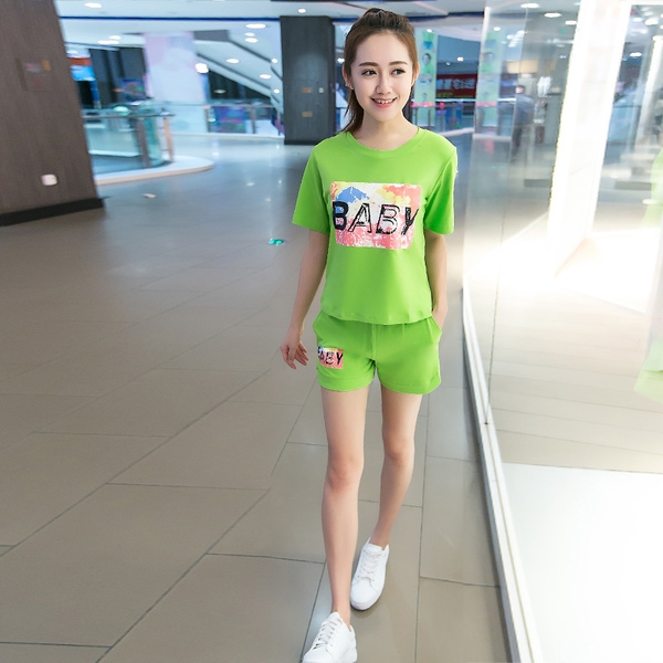 Αθλητική γυναικεία φόρμα σε κόκκινο, πράσινο, μαύρο και ροζ χρώμα